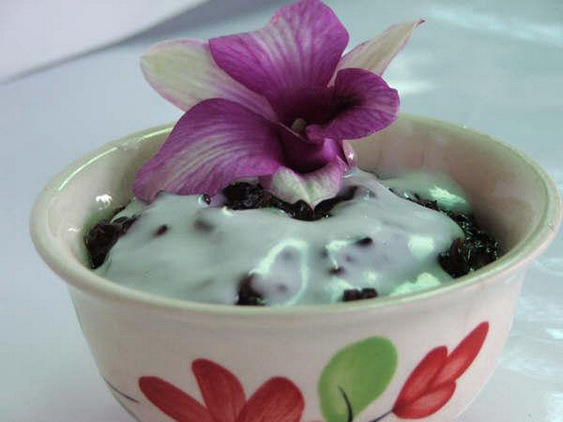 Black sticky rice pudding with coconut cream